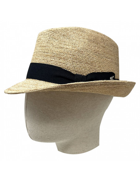 Chapeau trilby raphia crochet extra fino- Fléchet - F433 profile porté. Chapeau trilby raphia crochet extra fino- Fléchet - F433 profile porté.